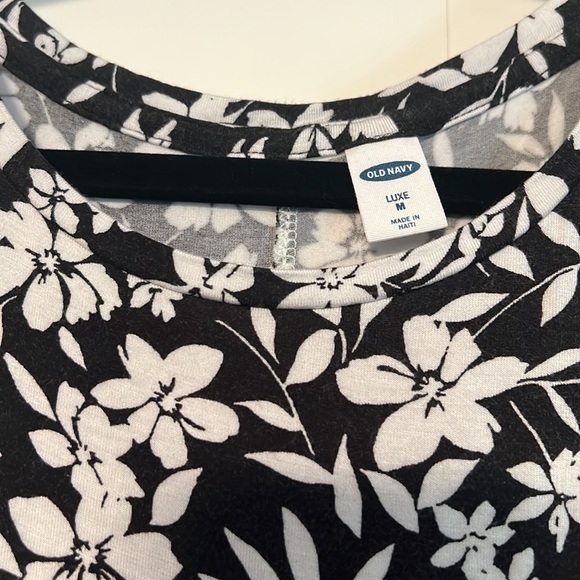 Old navy black & white floral tank top size M - Picture 3 of 3